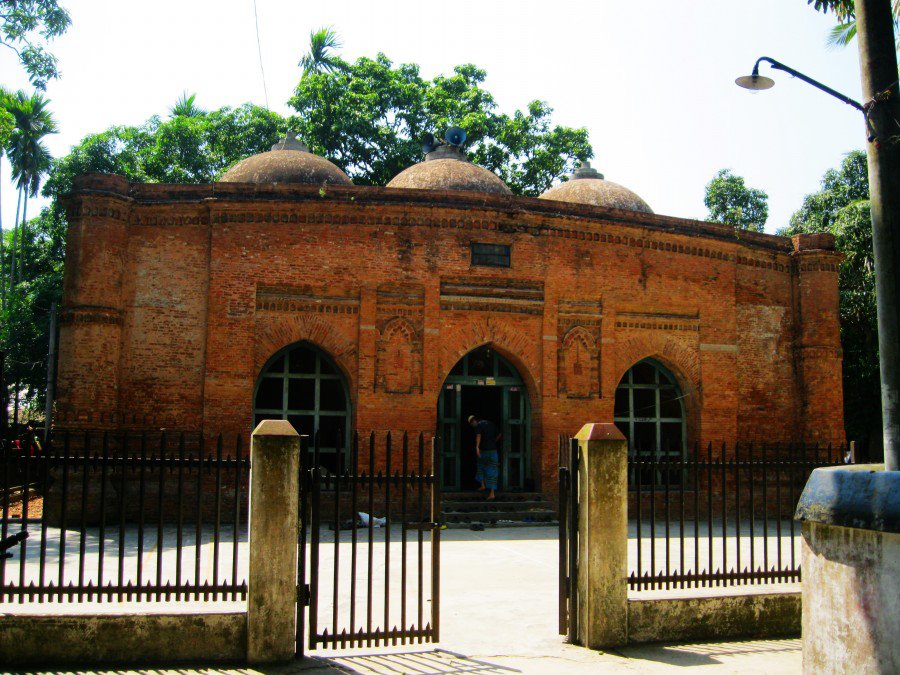 ঢাকার গিজগিজ নববর্ষ বরণ বাদ দিয়া ‘ত্রেস এ্যামিগোস’ গেল মুন্সী আর নারায়নে। একলগে।